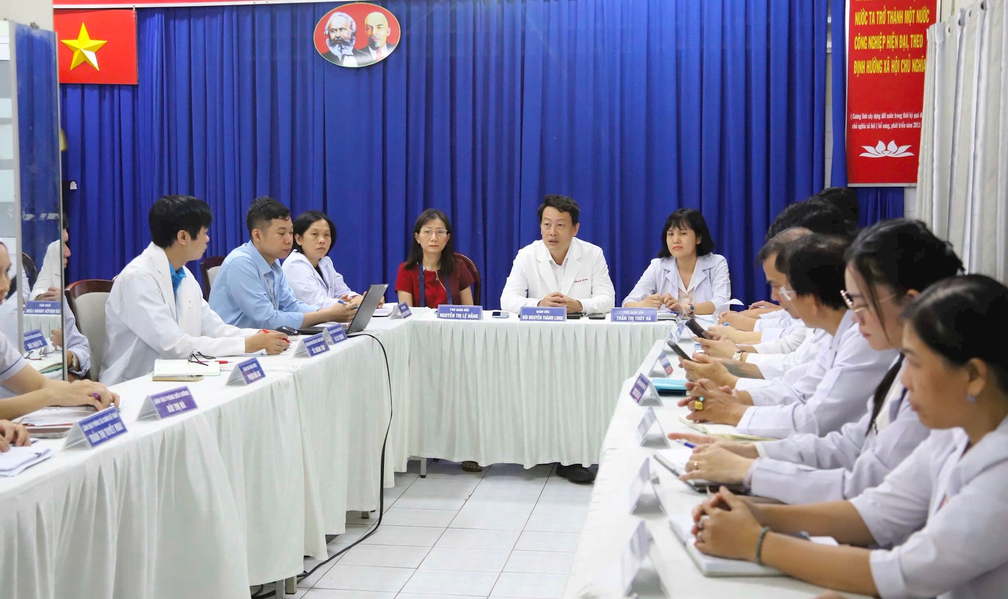 hinh-3-bs.ckii-bui-nguyen-thanh-long-chu-tri-hop-giao-ban-benh-vien..jpg