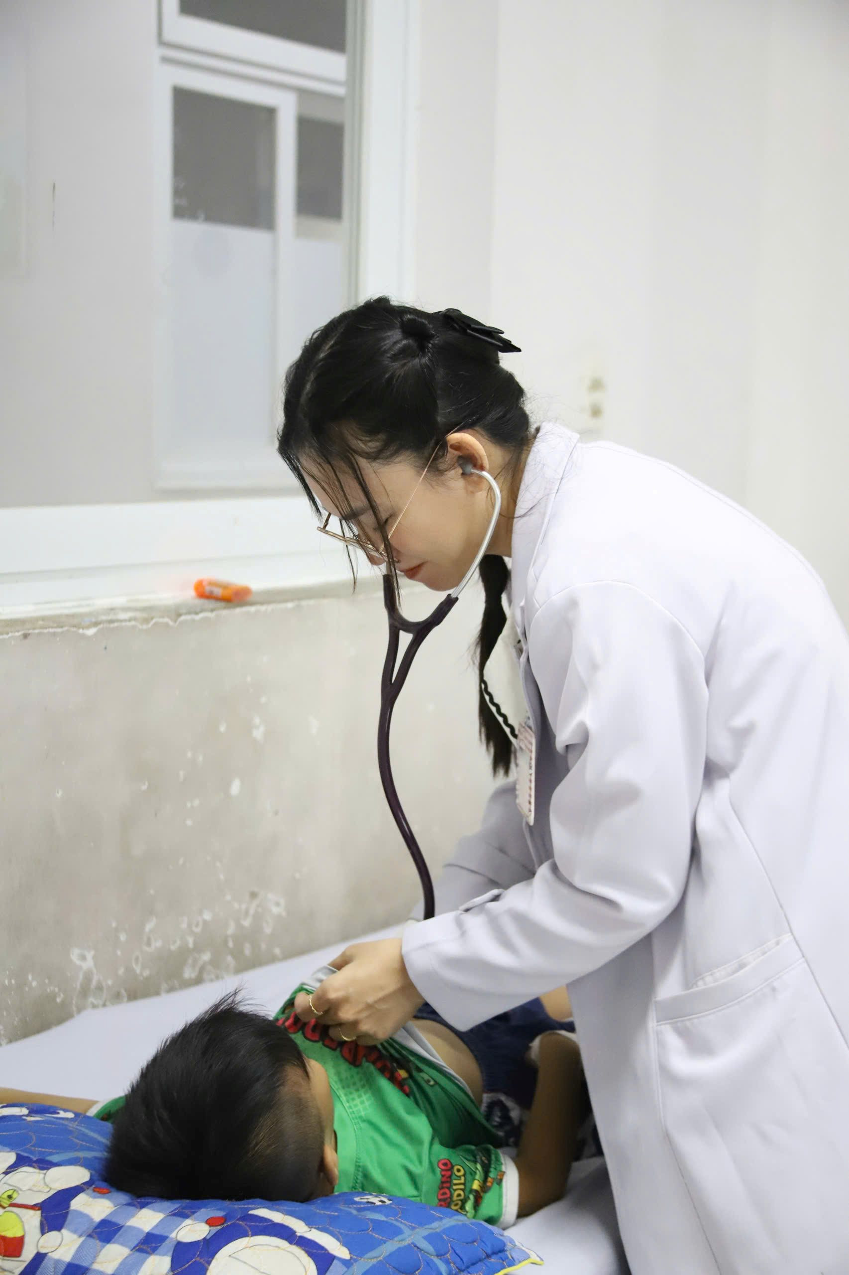 hinh-4-bs.cki-pham-thi-thu-thuy-khoa-nhi-benh-vien-khanh-hoi-vua-tro-chuyen-vua-kham-benh-cho-tre..jpg