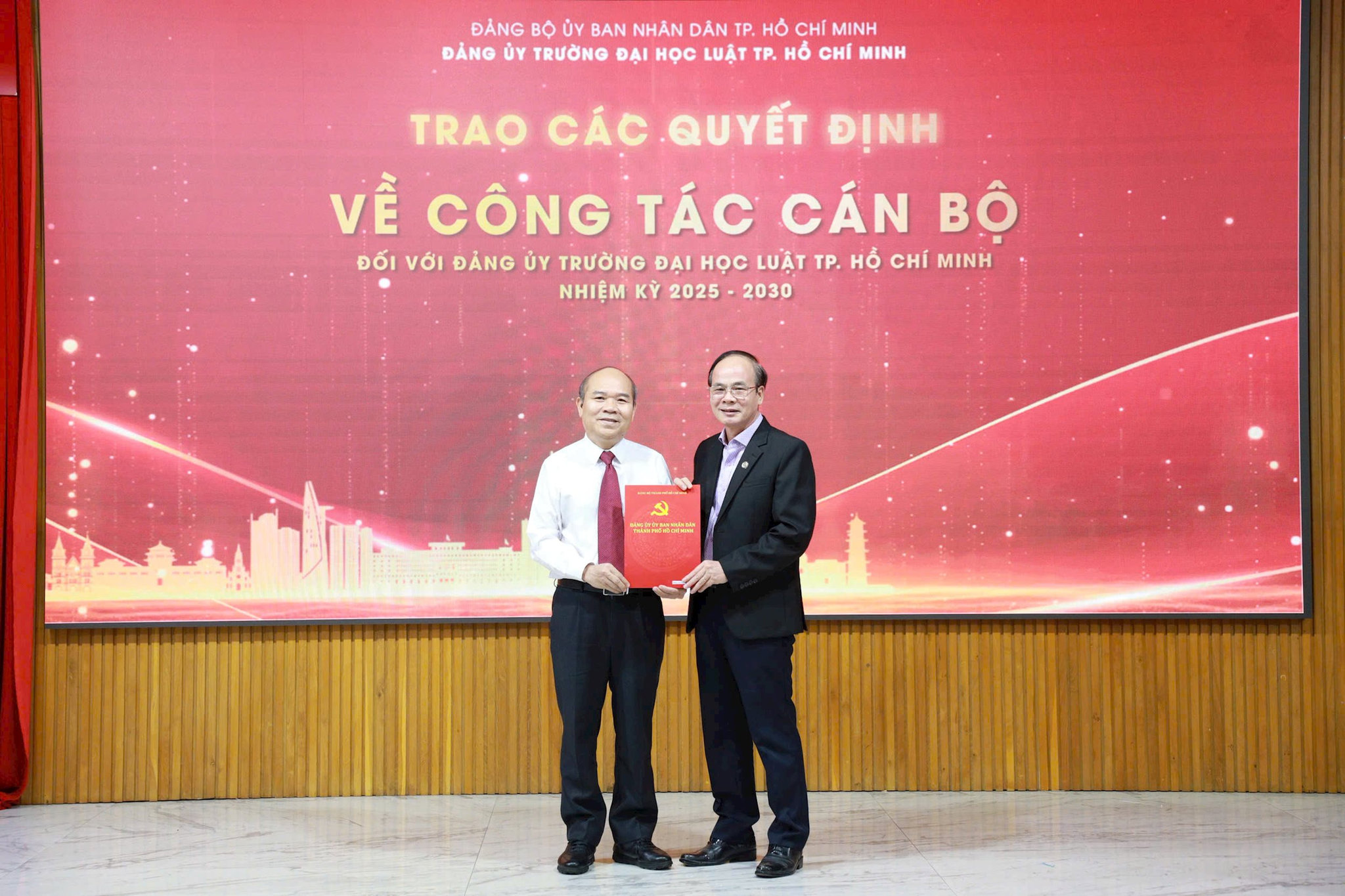 d.c-tran-van-bay-trao-qd-pho-bi-thu-cho-d.c-nhiem.jpg