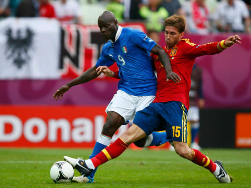 Balotelli đe dọa “bò tót”