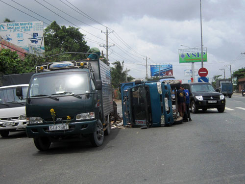 Xe phế liệu lật ngang đường