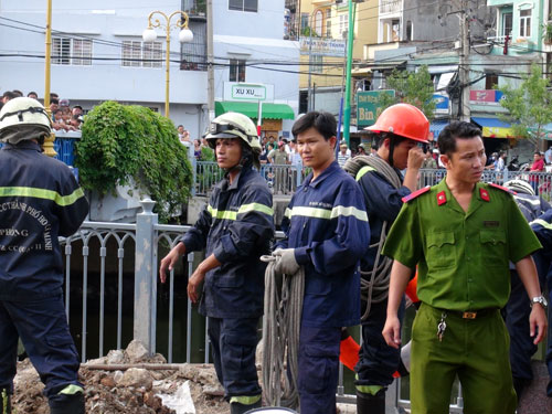 Cận cảnh vớt thi thể trên kênh Nhiêu Lộc – Thị Nghè