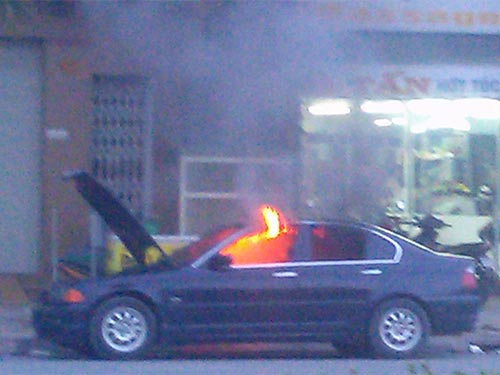 Xe BMW bốc cháy trên phố