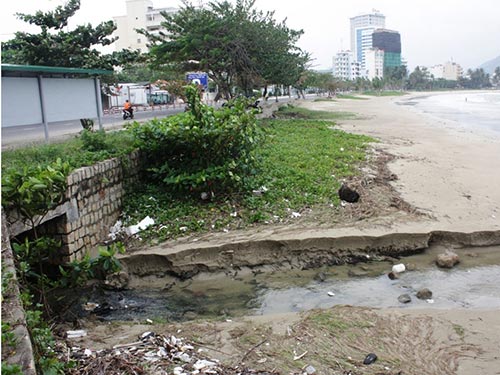 Vịnh Nha Trang hứng chất thải