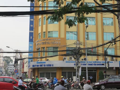 Tham ô tiền tỉ để... trả nợ