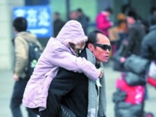 Cõng mẹ 700 km đến thăm em gái