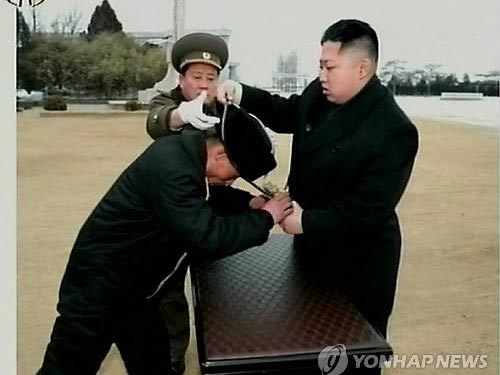 Lãnh đạo Triều Tiên tặng súng trường, ống nhòm cho quân đội
