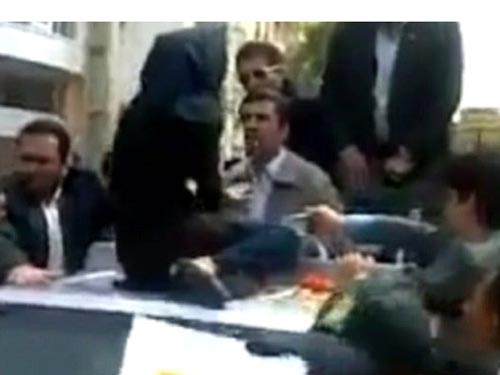 Quá bức xúc, leo lên ca-pô xe tổng thống Iran