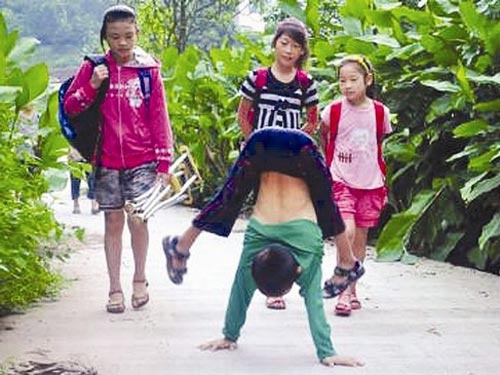Cậu bé tật nguyền đến trường bằng đôi tay rướm máu