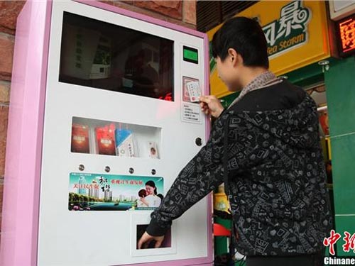 Phát bao cao su miễn phí trong trường đại học