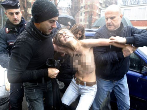 Ngực trần tấn công ông Berlusconi