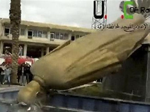Quân nổi dậy Syria lật đổ tượng cha Tổng thống Assad