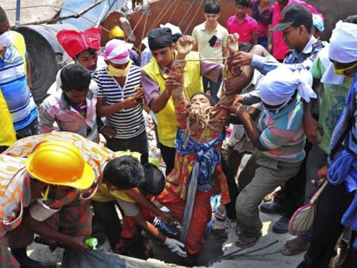 Sập nhà Bangladesh: Cứu 24 người kẹt trong cùng căn phòng