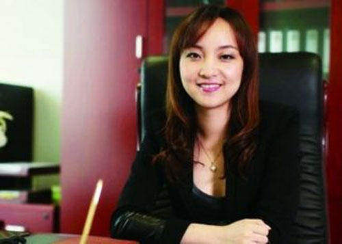 Nữ giám đốc xinh đẹp cuỗm triệu USD bỏ trốn