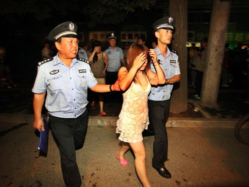 Công an Trung Quốc "hành hạ" gái mại dâm