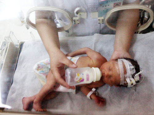 Em bé kẹt trong cống thải "bị cha bế đi"