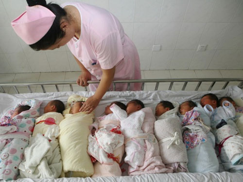 Trung Quốc: Đòi phạt nặng phụ nữ không chồng mà chửa
