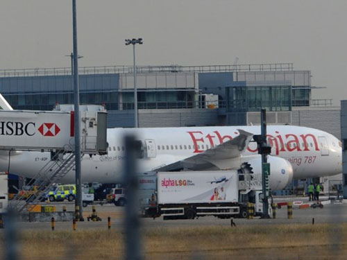 Máy bay Boeing bốc cháy bí ẩn