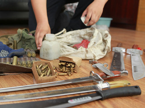 Người dân Tân Cương tranh nhau giao nộp vũ khí