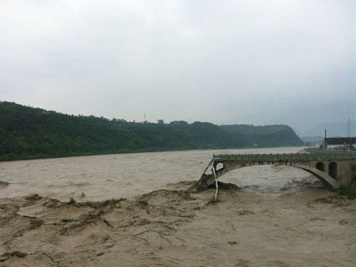 Trung Quốc: Sập cầu, hàng loạt xe bay xuống sông