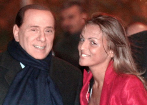 Hôn thê 28 tuổi mong mỏi được cưới ông Berlusconi