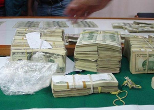 Tịch thu 1 triệu USD thả từ máy bay