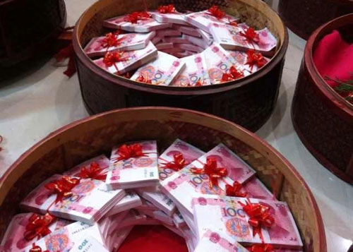Đại gia gánh 100 kg tiền mặt đi hỏi vợ
