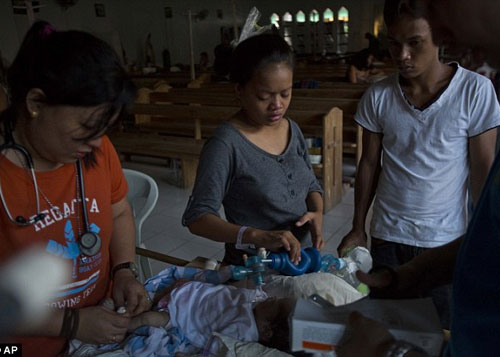 Cuộc sống ngắn ngủi của bé 3 ngày tuổi sau bão Haiyan