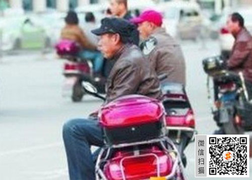 Công chức Trung Quốc chạy xe ôm kiếm thêm