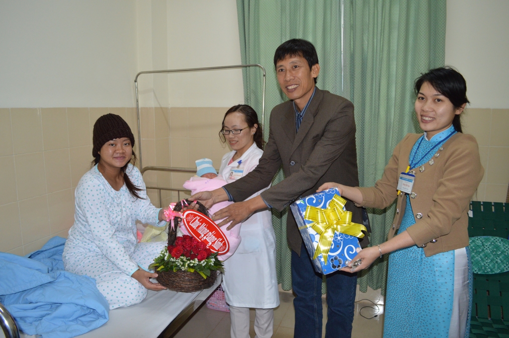 L&atilde;nh đạo bệnh vi&ecirc;n thăm v&agrave; tặng qu&agrave; cho gia đ&igrave;nh b&eacute; g&aacute;i ch&agrave;o đời bằng phương ph&aacute;p thụ tinh nh&acirc;n tạo