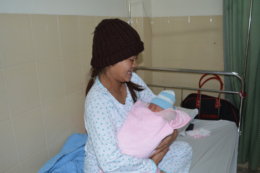 Đắk Lắk: Bé đầu tiên chào đời bằng phương pháp thụ tinh nhân tạo