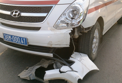 Một phần đầu xe cứu thương bị rơi rụng sau c&uacute; đ&acirc;m.