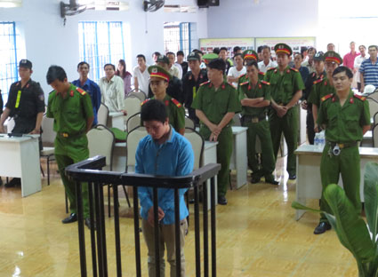 Trường đứng trước v&agrave;nh m&oacute;ng ngựa trả gi&aacute; cho h&agrave;nh vi bản th&acirc;n g&acirc;y ra