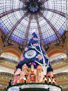 C&acirc;y th&ocirc;ng Noel Galeries Lafayette. Ảnh: CNN