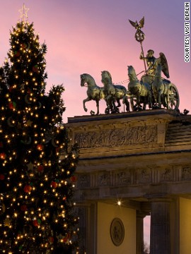 C&acirc;y th&ocirc;ng Noel trước cổng Brandenburg. Ảnh: CNN