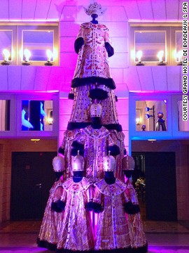 C&acirc;y th&ocirc;ng Noel l&agrave;m bằng trang phục opera.  Ảnh: CNN