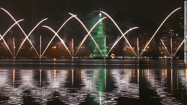 C&acirc;y th&ocirc;ng Noel nổi ở Rio de Janeiro. Ảnh: CNN
