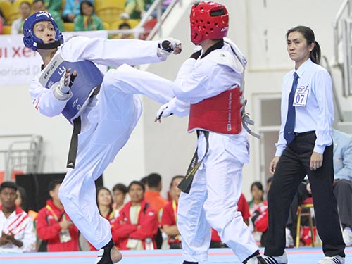 Huỳnh Ch&acirc;u (tr&aacute;i) trong trận chung kết taekwondo hạng c&acirc;n dưới 63 kg Ảnh: QUANG LI&Ecirc;M