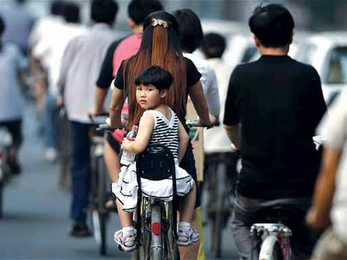 Trước đ&acirc;y ở Trung Quốc, nếu cả 2 vợ chồng đều l&agrave; con một th&igrave; mới được quyền sinh con thứ hai Ảnh: EPA