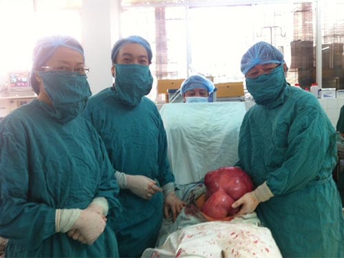 Cắt bỏ khối u xơ nặng gần 10 kg