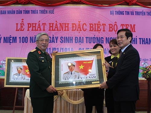 Thượng tướng Nguyễn Ch&iacute; Vịnh (tr&aacute;i) v&agrave; Bộ trưởng Bộ Th&ocirc;ng tin v&agrave; Truyền th&ocirc;ng Nguyễn Bắc Son tại lễ ra mắt bộ tem về Đại tướng Nguyễn Ch&iacute; Thanh