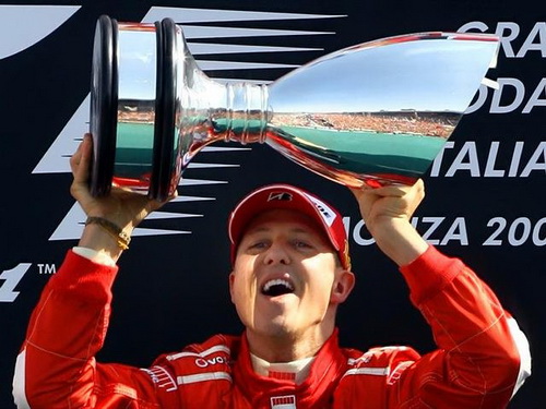 Schumi v&agrave; chiếc c&uacute;p thắng chặng Grand Prix Italia 2006