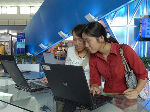Tổng lợi nhuận của VNPT năm 2013 chỉ bằng khoảng 25% của Viettel.
Trong ảnh: Khách hàng thử dịch vụ tại gian hàng triển lãm của VNPT