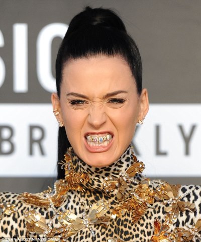 Katy Perry mặc váy da báo và đeo niềng răng