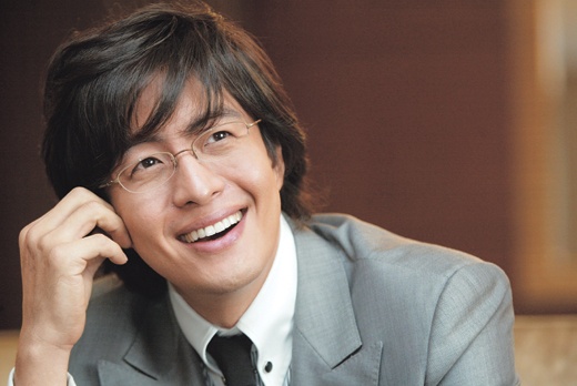 Bae Yong Joon xác nhận đang hẹn hò gái trẻ