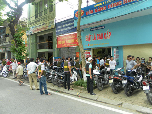 Lực lượng c&ocirc;ng an ập đ&ecirc;́n đ&ecirc;̉ trấn &aacute;p m&ocirc;̣t nhóm đòi nợ thu&ecirc; ở Hải Ph&ograve;ng mới đ&acirc;y Ảnh: TRỌNG ĐỨC