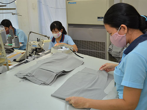 C&acirc;̀n có th&ecirc;m hình thức vinh danh người lao đ&ocirc;̣ng trực ti&ecirc;́p. Trong ảnh: C&ocirc;ng nh&acirc;n T&ocirc;̉ng C&ocirc;ng ty D&ecirc;̣t May Gia Định sản xu&acirc;́t hàng xu&acirc;́t kh&acirc;̉u Ảnh: T&acirc;́n Thạnh