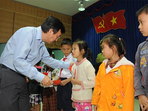 Tặng 300 suất học bổng cho học sinh nghèo