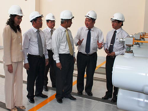 Gắn biển chào mừng đại hội Công đoàn
