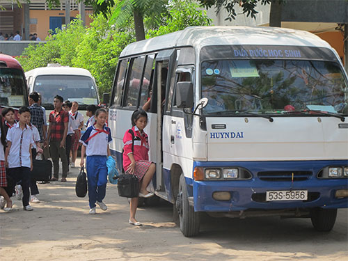 Học sinh đi xe đưa rước tại Trường THCS thị trấn Củ Chi, huyện Củ Chi, TP HCM